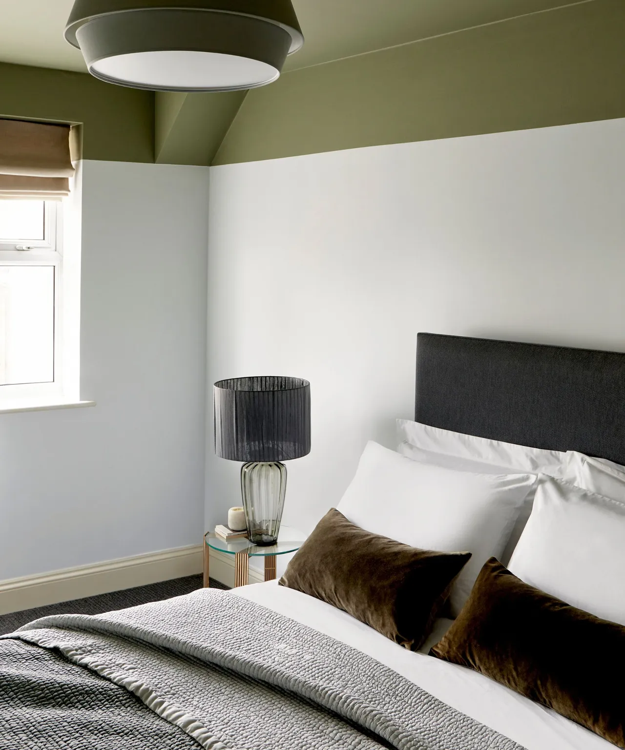 Colour capping in off white and green.