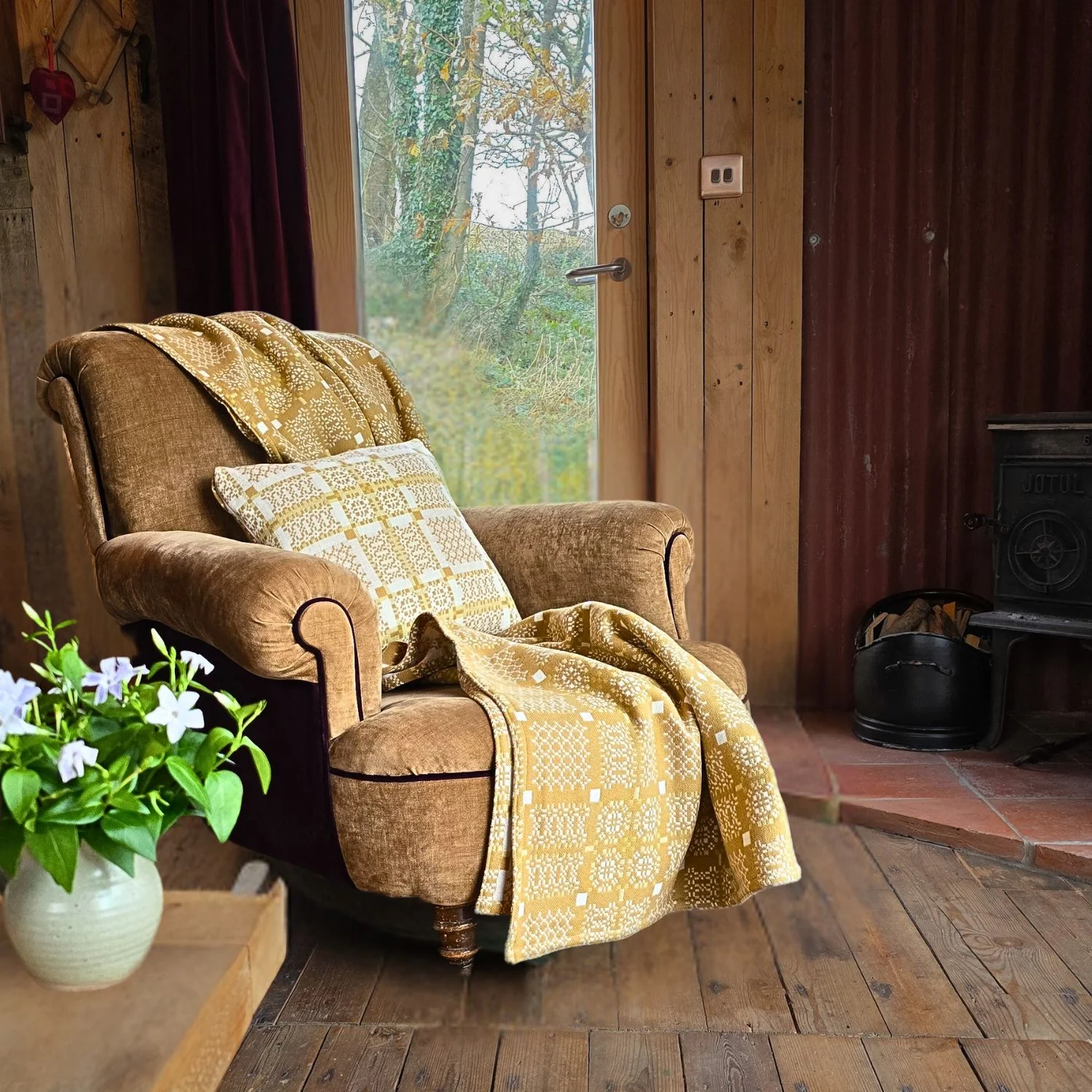 Welsh woven blankets: Knot Garden Throws and Blankets by; Melin Tregwynt