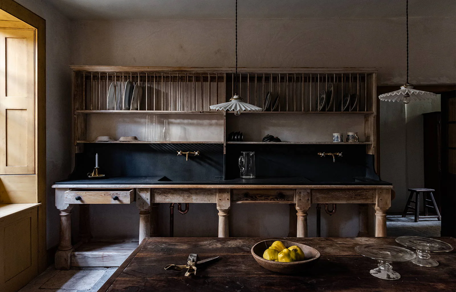 Unfitted kitchen sinks with black stone and pine by Berdoulat