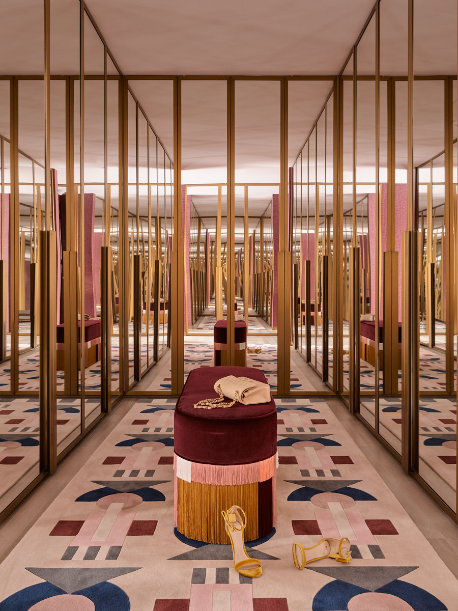 Hollywood glamour luxury interior mirrored dressing room.