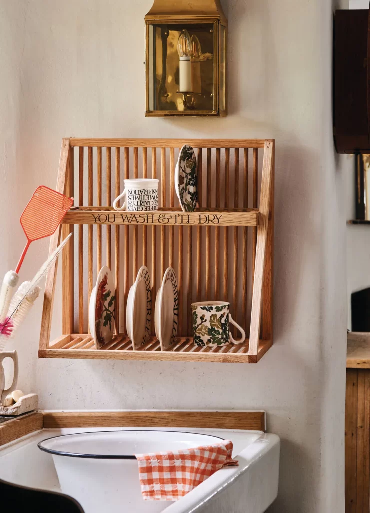 Wall mounted drying rack for plates